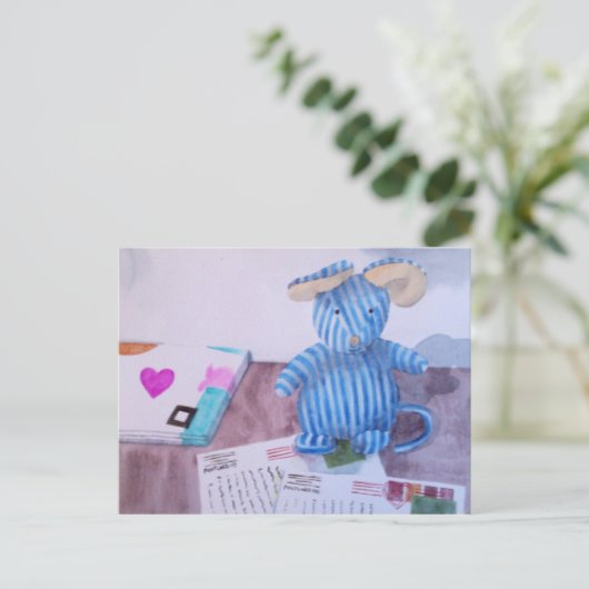 Beanie schrijft zijn briefkaarten (Staand voorkant)