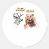 Bear And Deer Conversation Funny Wildlife Design  Ronde Sticker (Voorkant)
