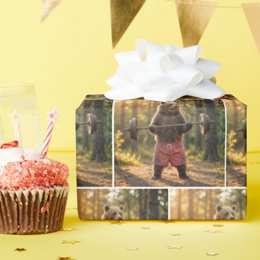 Bear Lifting Weights In a Sunny Forest Cadeaupapier (Verjaardagsfeest)