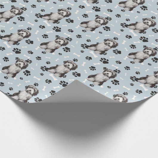Bearded Collie Dog Paw Print Pattern op Silver Cadeaupapier (Hoek)