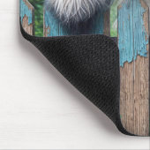 Bearded Collie gluren over een oud hek Muismat (Hoek)