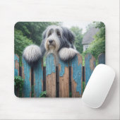Bearded Collie gluren over een oud hek Muismat (Met muis)