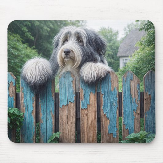 Bearded Collie gluren over een oud hek Muismat (Voorkant)