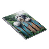 Bearded Collie gluren over oude hek Notitieboek (Rechterzijde)