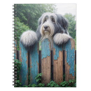 Bearded Collie gluren over oude hek Notitieboek
