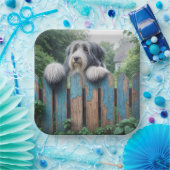 Bearded Collie gluren over oude hek Papieren Bordje (Feest)