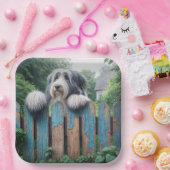 Bearded Collie gluren over oude hek Papieren Bordje (Feest)