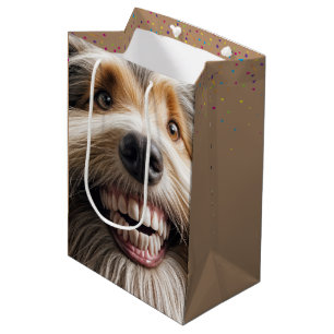 Bearded Collie met een tandenachtige glimlach Medium Cadeauzakje