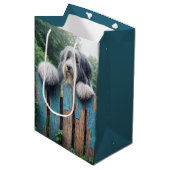 Bearded Collie Peeking Over a Fence Medium Cadeauzakje (Voorkant Gekanteld)