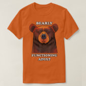 Bearly Functioning Adult Funny Bear Pun Barely Adu T-shirt (Design voorkant)