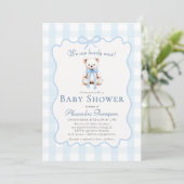 Bearly Wait Teddy Bow Blauwe Gingham Baby Shower Kaart (Staand voorkant)