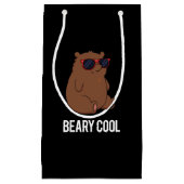 Beary Cool Funny Brown Beer Pun Dark BG Klein Cadeauzakje (Voorkant)