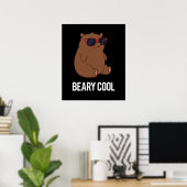 Beary Cool Funny Brown Beer Pun Dark BG Poster (Thuiskantoor)