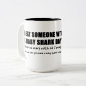 Beat Iemand met een Baby Shark Mok (Voorkant links)