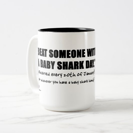 Beat Iemand met een Baby Shark Mok (Voorkant links)
