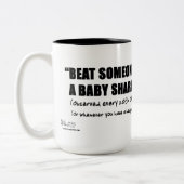 Beat Iemand met een Baby Shark Mok (Links)