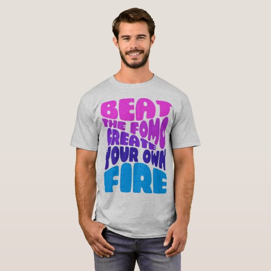 Beat the fomo - pinky paars typografie t-shirt (Voorkant volledig)
