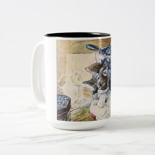 Beatrix Potter Mice Tailor van Gloucester Tweekleurige Koffiemok (Voorkant links)