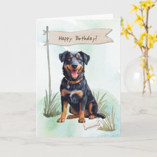 Beauceron fokhond buiten onder verjaardagsbord kaart (Gele Bloem)