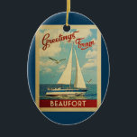 Beaufort Sailboot Vintage Travel North Carolina Keramisch Ornament<br><div class="desc">Deze groeten van Beaufort North Carolina hebben een stinkend ontwerp voor een boot die op het water zeilt met zeemijlen en een blauwe hemel gevuld met prachtige witte wolken.</div>