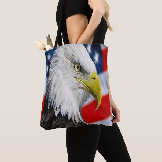 Beauful Bald Eagle head and a American flag 1 Tote Bag (Dichtbij)