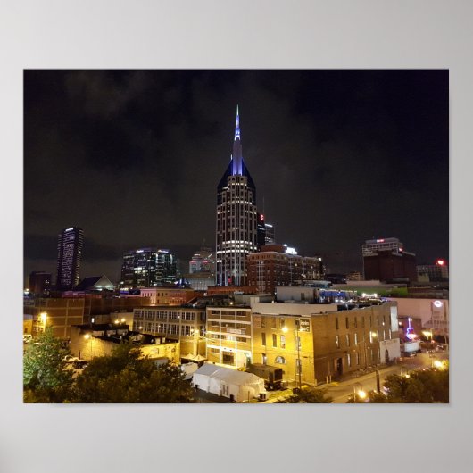 Beauful Downtown Nashville Tennessee bij nacht Poster (Voorkant)