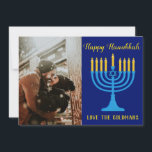 Beauful Hanukkah Blue en Gold Photo<br><div class="desc">Deze kaart is een perfecte Hanoekagroet en heeft een diepe blauwe achtergrond met "Happy Hanukkah", geschreven in een mooie gouden cursieve. Er is een blauwe menorah met goudkleurige kaarsen. Onderaan is een andere sjabloon voor het aanpassen van jouw naam. Op de achterzijde staan blauwe en goudmenu's op een witte achtergrond....</div>