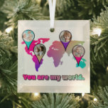 Beauful Multicolor Wereldkaart Photo Collage Glas Ornament<br><div class="desc">Prachtige Multicolor Wereldkaart Foto Collage Familie Foto Kaart van de Wereld Reis Hier en nu het ontwerp van de Aarde. Dit is een moderne kleurrijke wereldkaart aangepaste fotocollage. Deze fantasie-continentale kaart heeft prachtige regenboogkleuren. Deze sjabloon van het ontwerp kan voor het toevoegen van vier familiefoto's worden gebruikt.</div>