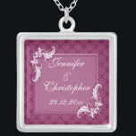 Beaujolais Damask en Floral Lijst bruiloft Zilver Vergulden Ketting<br><div class="desc">Een stijlontwerp voor uw aankomende nuptials met een subtiel damastpatroon op een beaujolais roze achtergrond. De tekst is omgeven door een rechthoekig lijst met een bloemenwerveling in twee van de hoeken met een verhoogd gedrukt effect. De tekst is volledig aanpasbaar voor uw eigen speciale gelegenheid. De kleuren zijn de nieuwste...</div>
