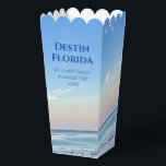 Beautiful Beach Event Custom Ocean Photography Bedankdoosjes<br><div class="desc">Deze pittoreske strandfotografie popcorn gunst box beschikt over de prachtige roze en oranje zonsondergang zachtjes raken de oceaangolven boven het zee en zandgras in Destin Florida. Mooie badboxen voor een familiereünie of bruiloft met gepersonaliseerde reisdatum en familienaam voor uw favoriete vakantieplek.</div>