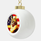 Beautiful Cat With American Flag Background Keramische Bal Ornament (Rechts)