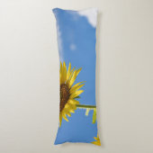 beautiful sun flowers with cloudy blue sky lichaamskussen (Voorkant Verticaal)