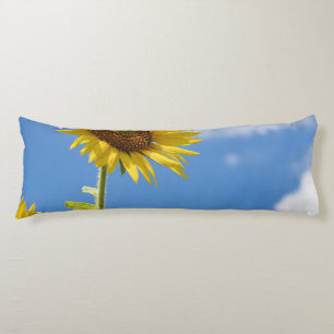 beautiful sun flowers with cloudy blue sky lichaamskussen
