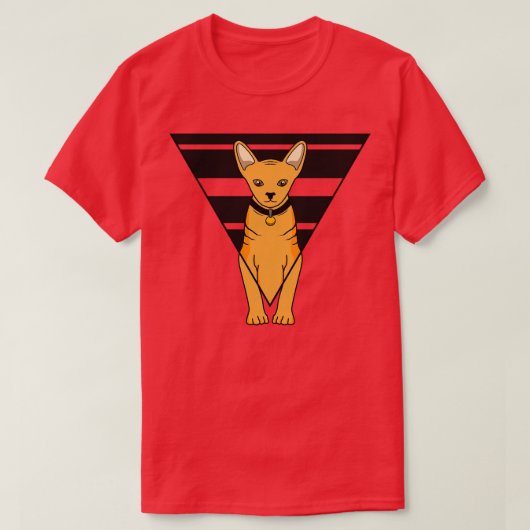 Beautiful tiger cat with a triangle t-shirt (Design voorkant)