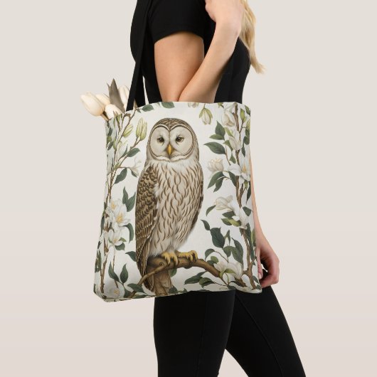 Beautiful Ural Owl And Magnolia Blossoms Tote Bag (Dichtbij)