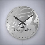 Beauty Salon Custom Name Platinum Silver Metallic Ronde Klok<br><div class="desc">Voeg uw boutiques-naam toe aan de aanpasbare metallic faux folie platinum zilver ijskoude decoratieve wandklok</div>