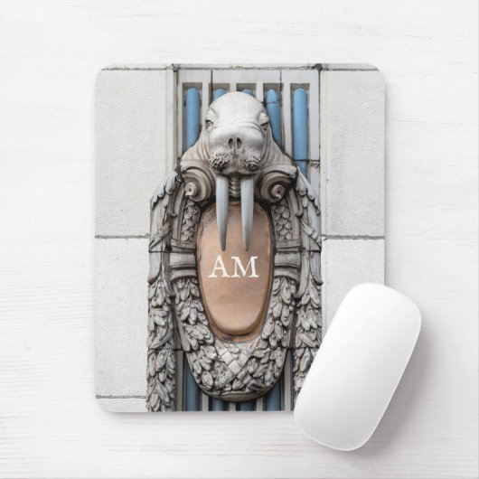 Beaux Arts Walrus Sculpture Custom Monogram Muismat (Met muis)