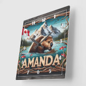 Beaver bouwt lodge in kalme wateren vierkante klok (Hoek)