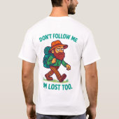 Bebaarde cartoon wandelaar loopt met rugzak t-shirt (Achterkant)