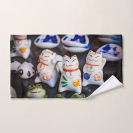 Beckoning cat figines bad handdoek