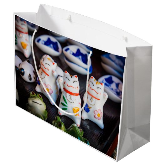 Beckoning cat figines groot cadeauzakje (Achterkant Gekanteld)