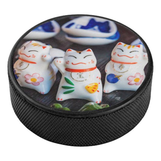 Beckoning cat figines hockey puck (3/4)
