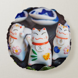 Beckoning cat figines rond kussen