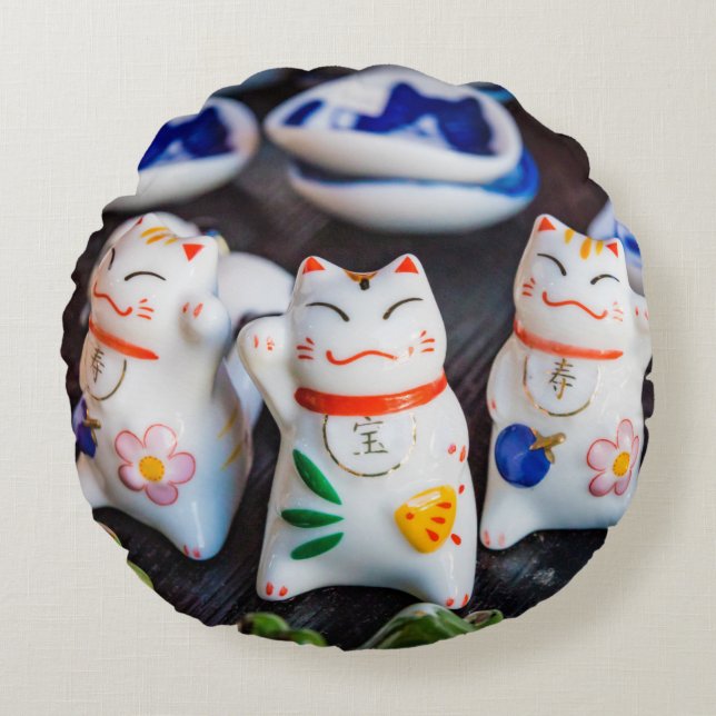 Beckoning cat figines rond kussen (Voorkant)