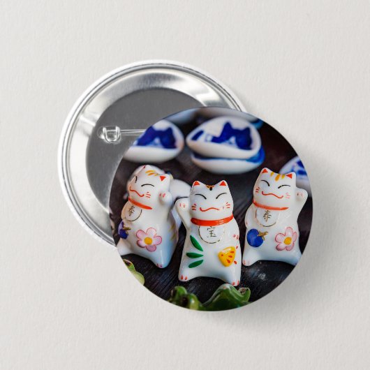 Beckoning cat figines ronde button 5,7 cm (Voorkant /achterkant)