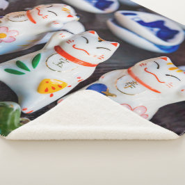 Beckoning cat figines sherpa deken