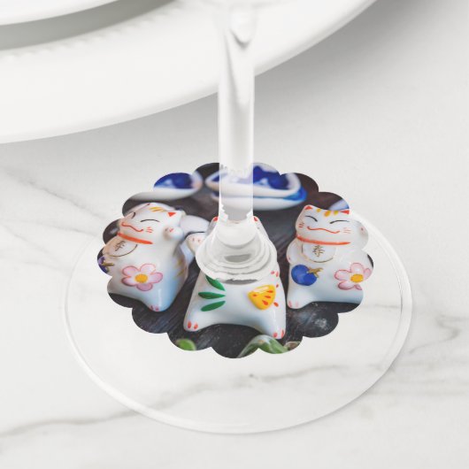 Beckoning cat figines wijnglaslabel (Dichtbij)