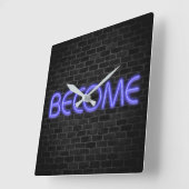 BECOME-tekst in neonverlichting op baksteenmuur Vierkante Klok (Hoek)