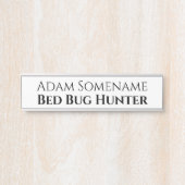 Bed bug hunter grappige hostel werknemers humor na deurbordje (Voorkant)