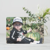 Bedankt! in eenvoudige witte tekst op douanefoto bedankkaart (Staand voorkant)